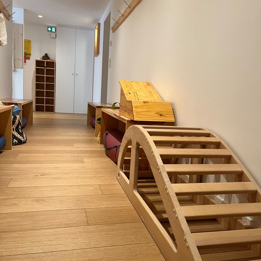 Salle équipée pour le Yoga Iyengar chez Ananda Yoga