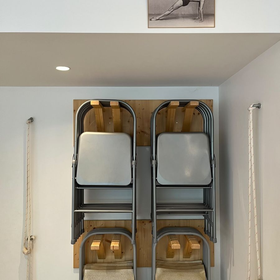 Chaises et matériel utilisés lors des cours de Yoga Iyengar