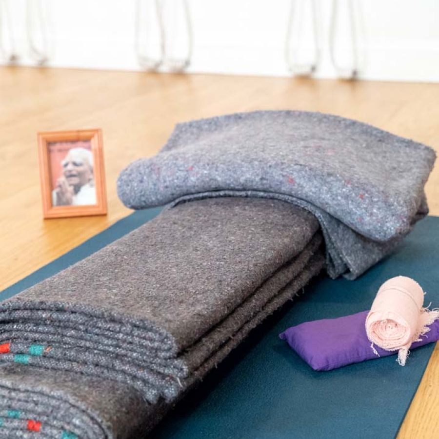 Supports de Yoga Iyengar dans la salle de pratique